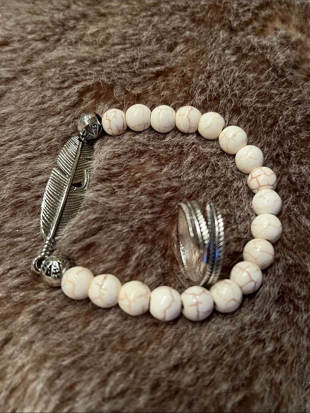 Feather & Bead howlite beads & silvertone feather bracelet bonus ring 7